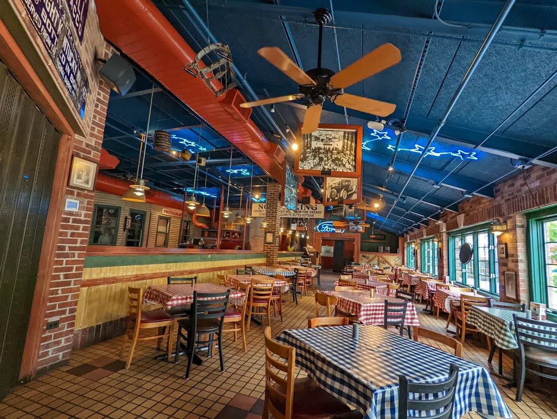 Portillo's (Clark & Ontario, River North), Chicago