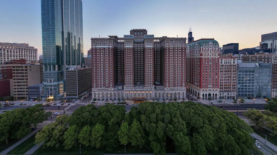Hilton Chicago, Chicago